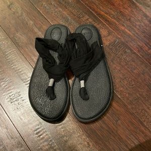 Gently Loved Super Comfy Sanuk Black Stretch Sandals